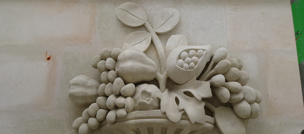 Corbeille de fruits sculptée dans la pierre